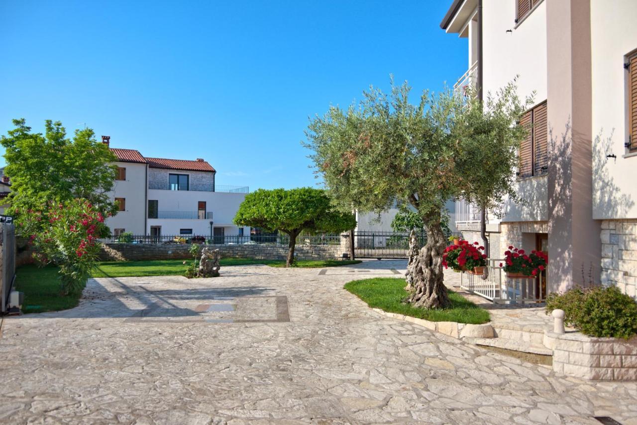 Apartments Vili Umag Exteriör bild